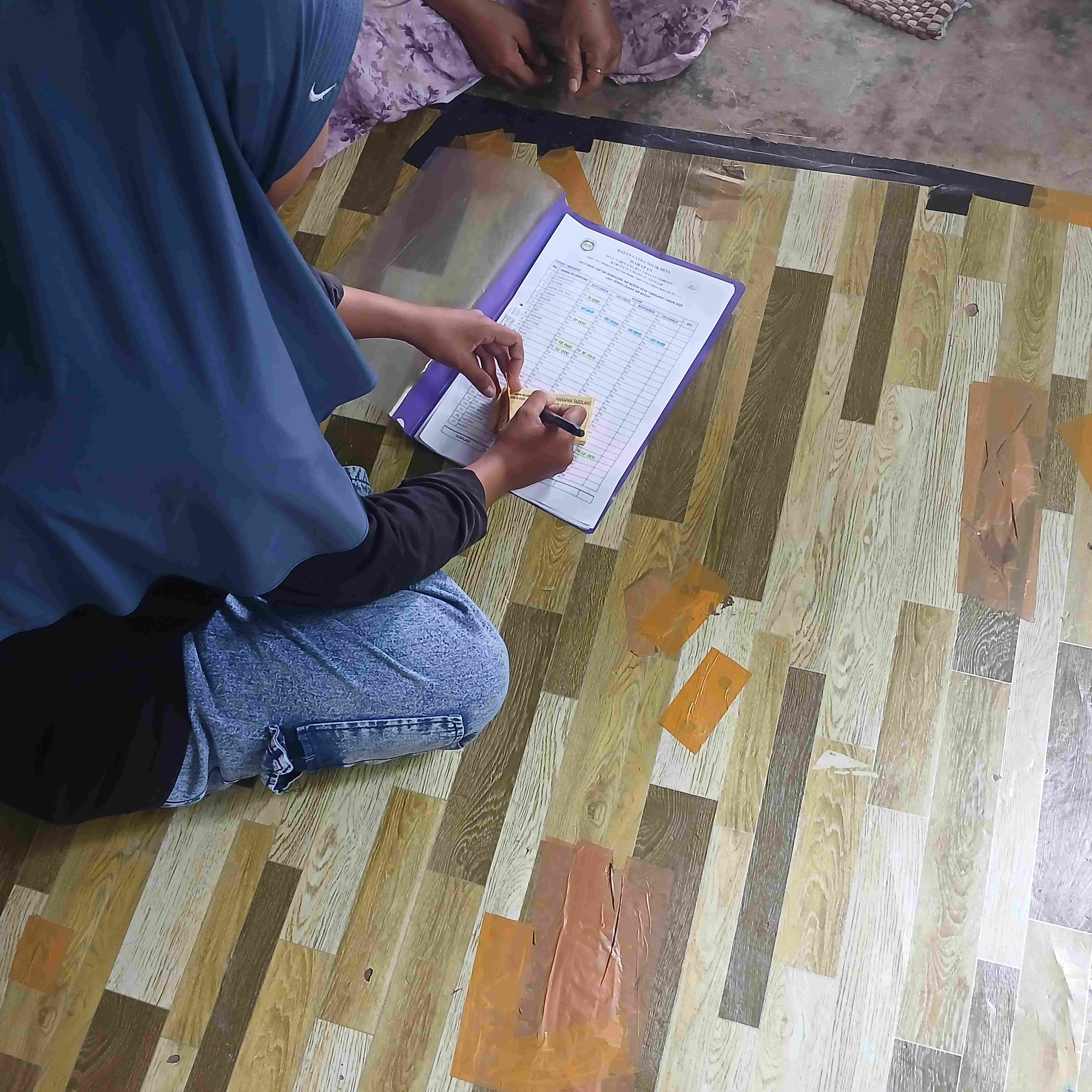 Foto Petugas Unit Usaha Air Bersih Jemput Retribusi Rp10.000 Perbulan